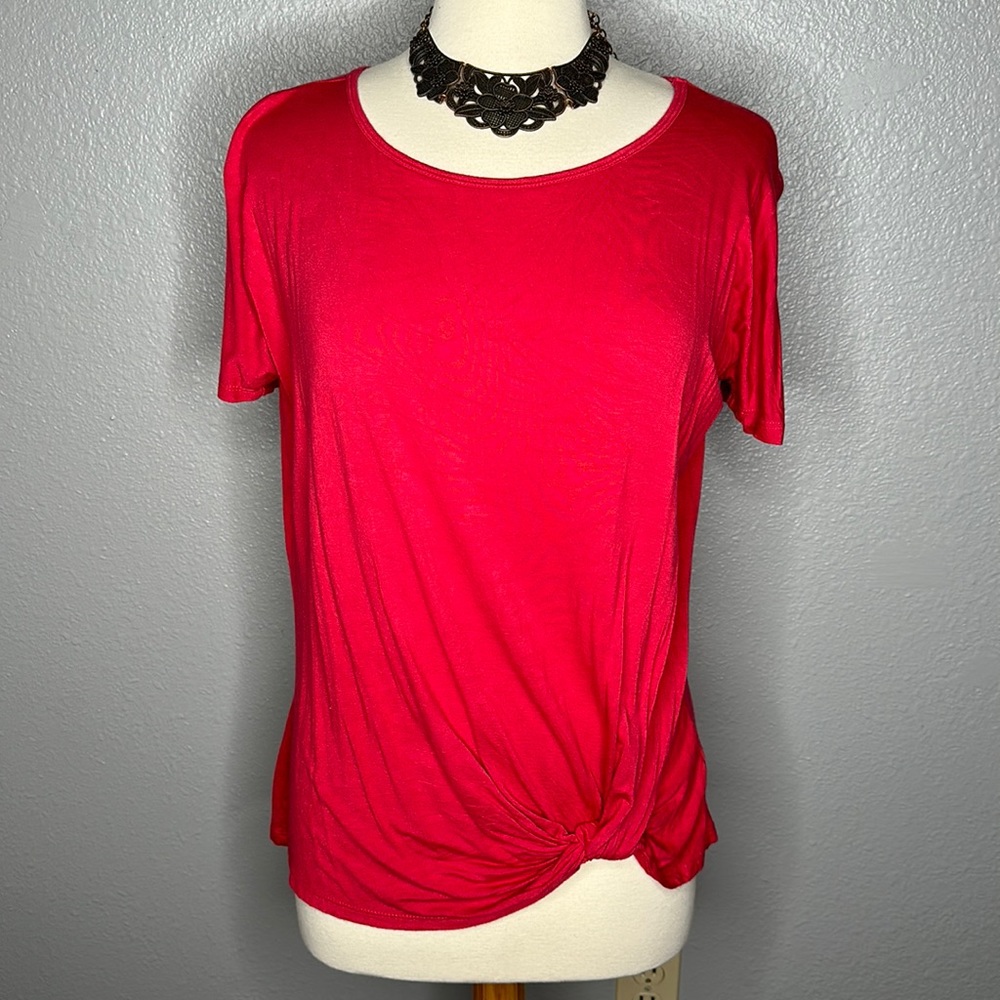 Medium women’s 24/7 Maurice’s short sleeve knot hem tee shirt